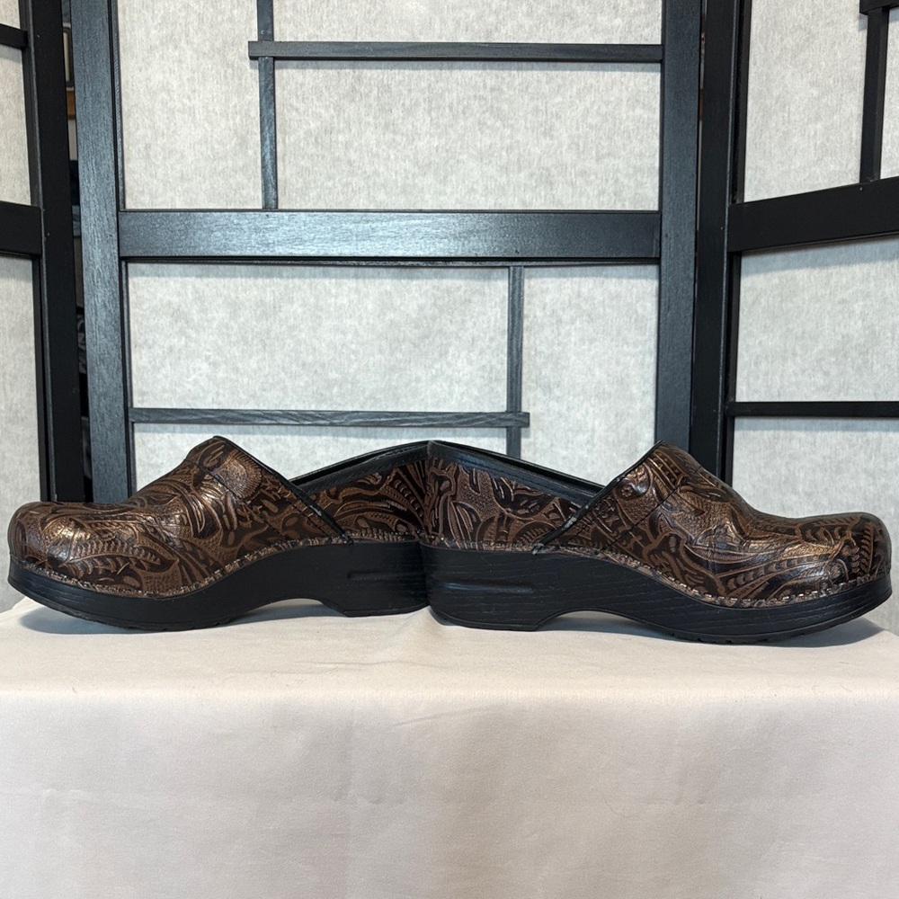Dansko Men's Brown Embossed Leather Slip-On Clogs - Picture 2 of 6